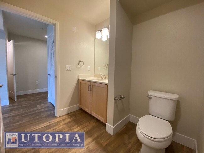 Building Photo - Beautiful, top floor apartment located in ...