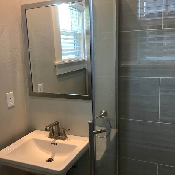 Bath 2 - sink - 737 Jenkins Ave