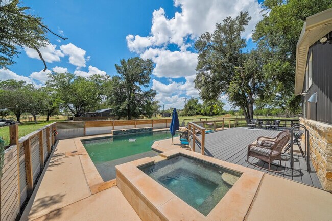 Building Photo - 1740 W Live Oak St