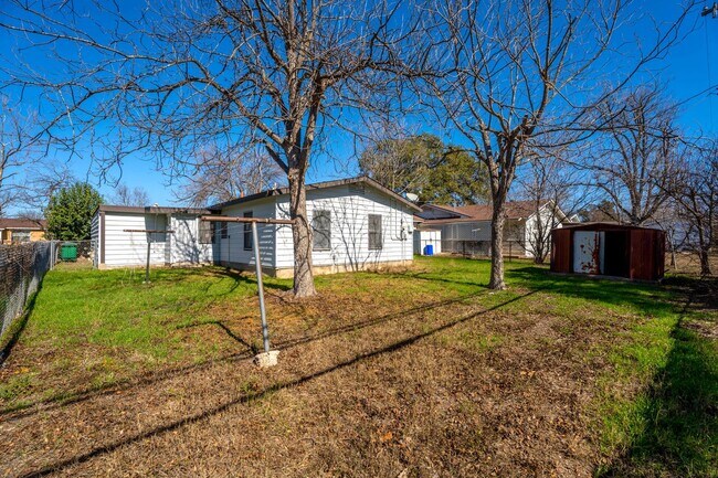 Building Photo - Fairlawn 3 bedroom, 1 bath ready for move-in