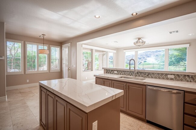 Building Photo - Live The Red Rock Country Club Lifestyle!!