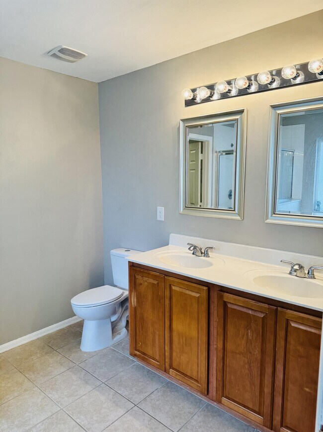 Building Photo - 1722 NW 5th St