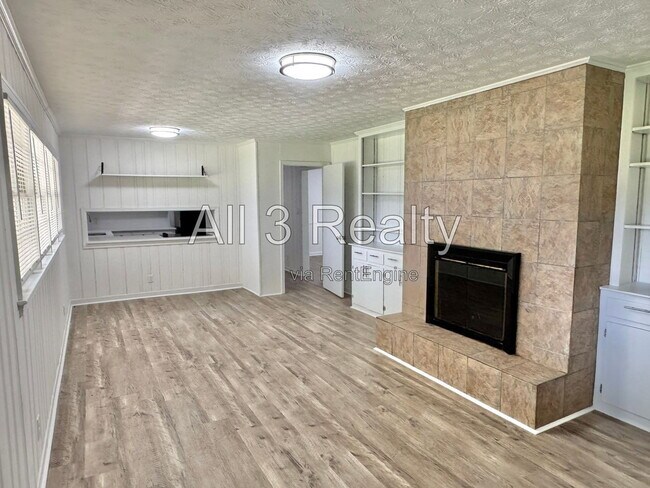 Building Photo - 2557 Woodley Rd