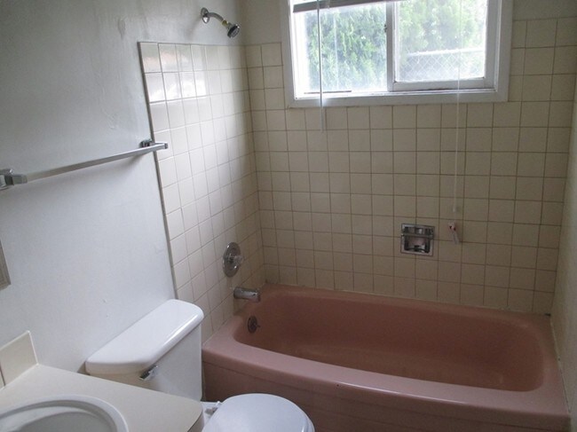 Building Photo - 725 E Indiana Apartments near Gonzaga University!