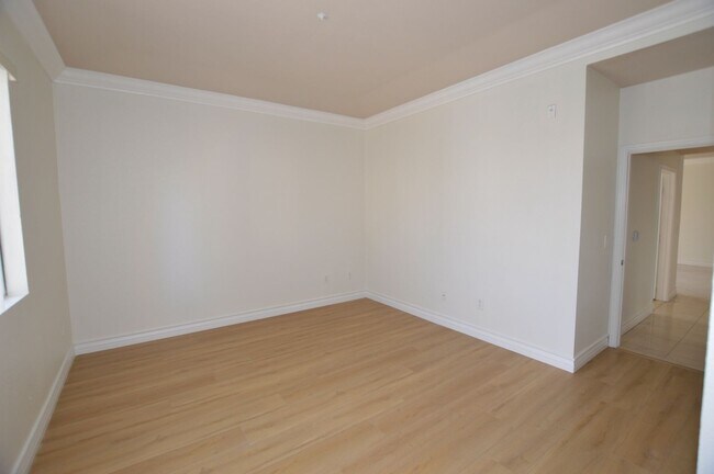 Building Photo - 270 E Flamingo Rd