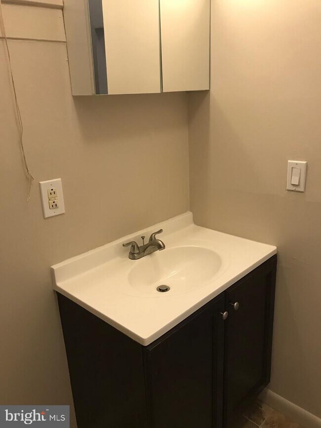 Building Photo - 215 High St