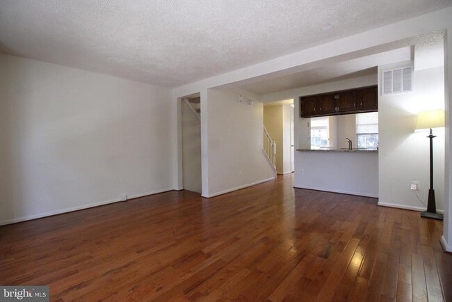 Building Photo - 1544 Woodcrest Dr