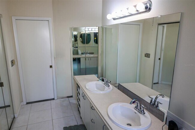 Building Photo - 1695 Hamilton Ct