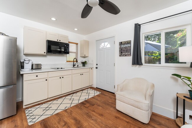 Building Photo - Unfurnished 1 bed/1 bath PET FRIENDLY - walk to beach, grocery, park