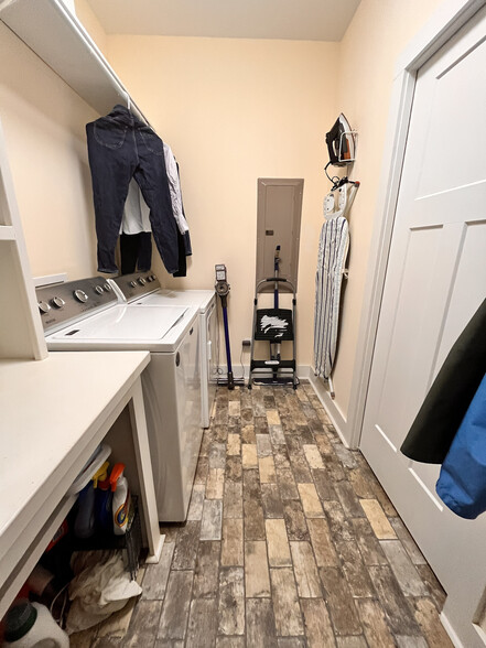 Laundry room - 426 Sheldon Rd