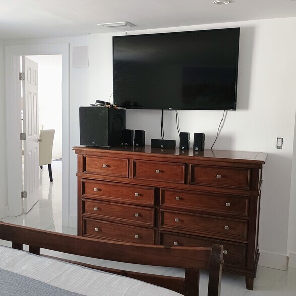 Building Photo - 1033 NW 7th Ter