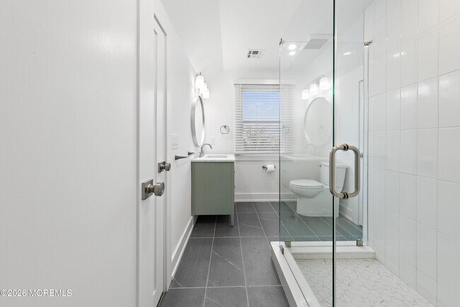 Building Photo - 427 Hoyt St