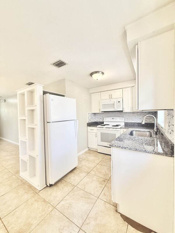 Building Photo - 5852 Monroe St