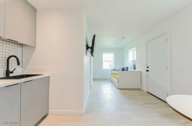 Building Photo - 715 S 3rd St