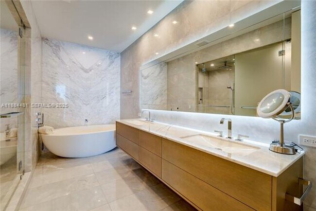 Building Photo - 18501 Collins Ave