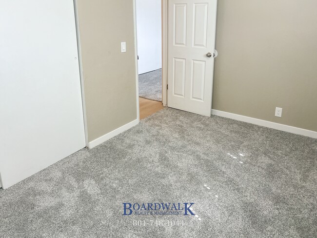 Building Photo - Recently Remodeled 2 bedroom in Salt Lake!