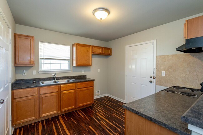 Building Photo - 2 bed, 1 bath in great location - move in ready!