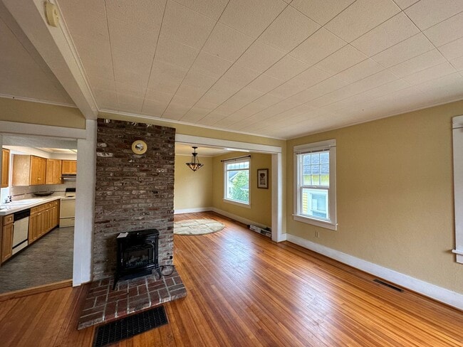 Building Photo - AVAILABLE NOW - 2 Bed 1.5 Bath Craftsman Home with Attached Garage & Office Space