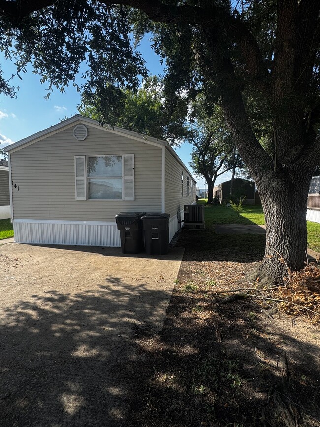 Building Photo - 141 Fox Meadow Dr