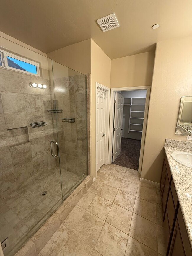 Building Photo - Modern 3-Bedroom Home in Southwest Bakersf...