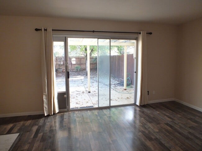Building Photo - 2/1.5 Diamond Springs condo