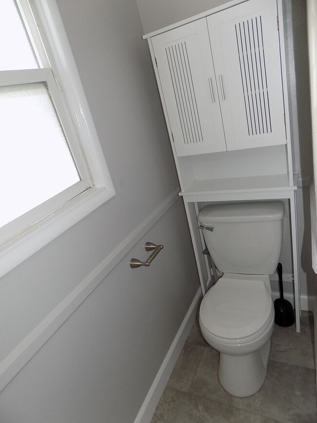 Building Photo - 3 Bedroom/2 Bathroom Craftsman | Master wi...