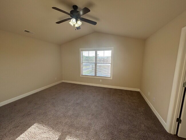 Building Photo - 3-BEDROOM, 2.5-BATH TOWNHOUSE AVAILABLE IN COOPER SQUARE