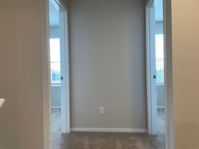 Building Photo - GORGEOUS 4 BED/2.5 BATH! HIGH END FINISHES ! SPACIOUS ROOMS ! FENCED BACK YARD !