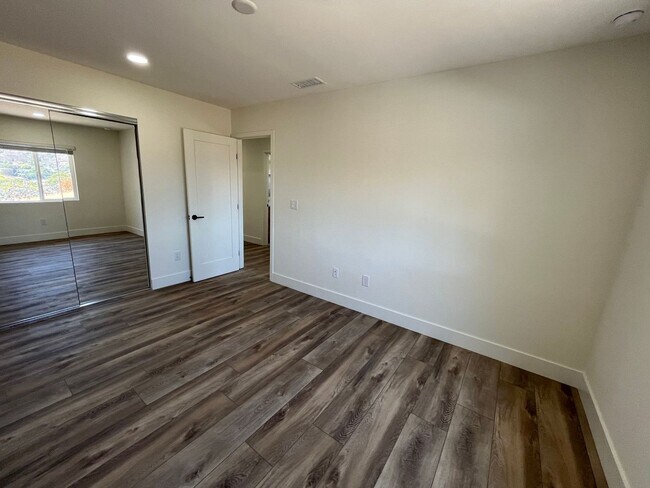 Building Photo - Remodeled in 2025!! Modern Big 7 Bedroom H...