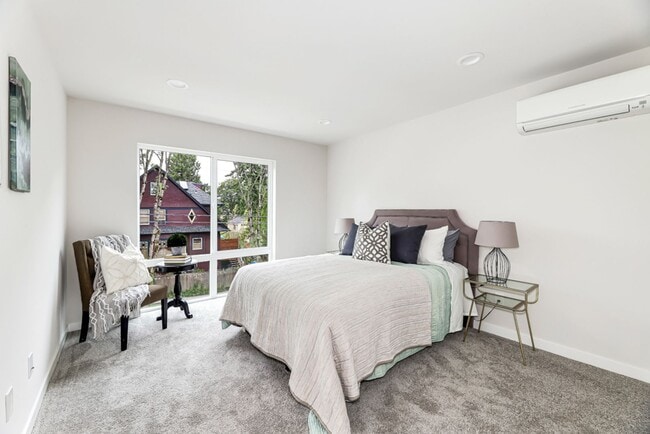 Building Photo - Madrona Townhouse