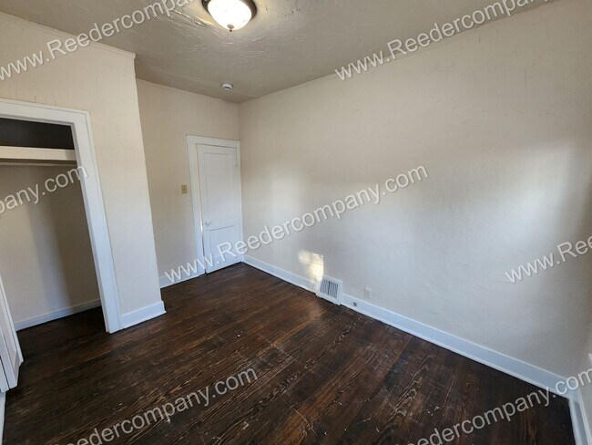 Building Photo - 2 bedroom 1 bath for rent. Located right a...