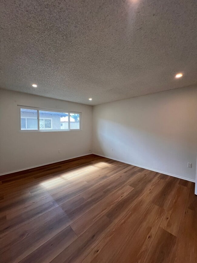 Building Photo - Central Huntington Beach 2 bed 1 bath