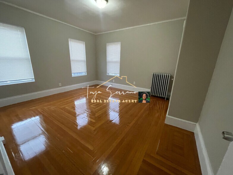 Building Photo - 33 Algonquin St