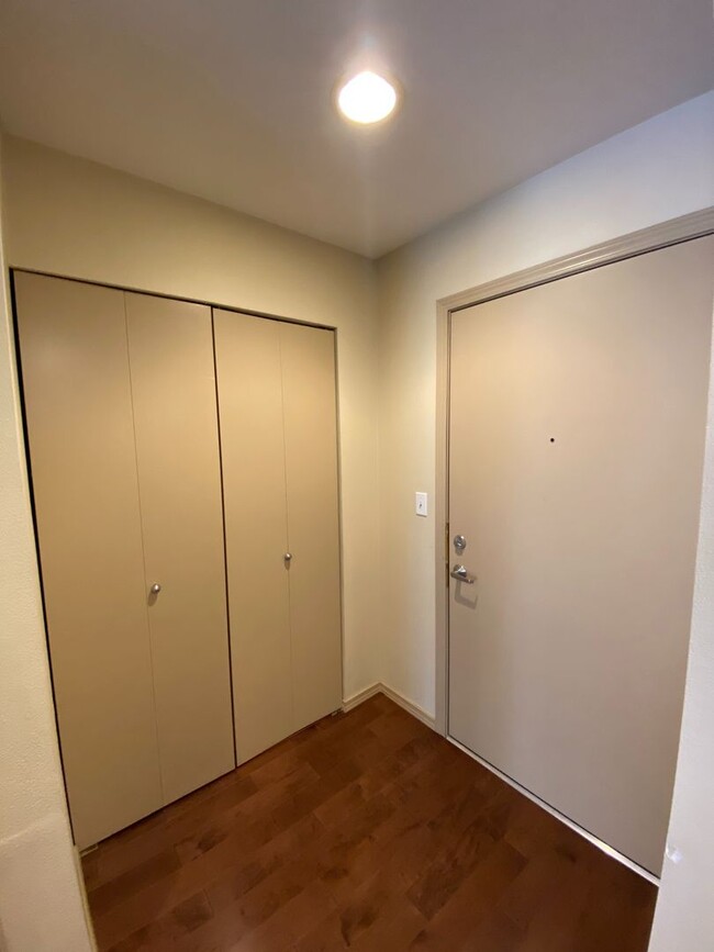 Building Photo - 1 Bed 1 Bath Condo in Seattle - Includes P...