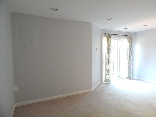 Building Photo - Cozy TH in Great Alexandria Location!