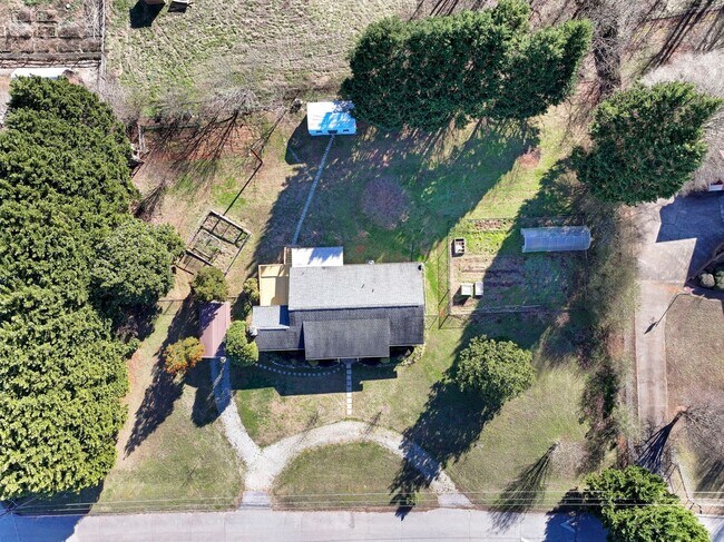 Building Photo - Welcome to this Comfortable, Charming & Outdoor Living, Single-Level Home