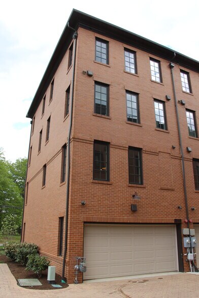 Building Photo - 930 N Buchanan St