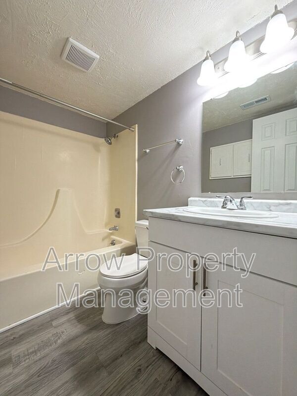 Building Photo - 660 S 20th St