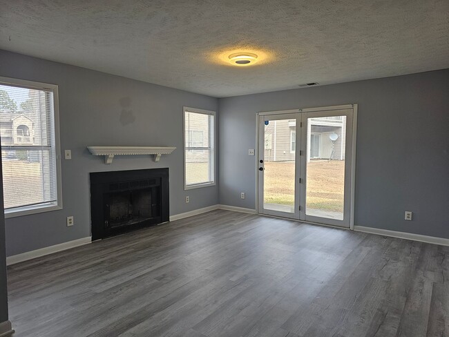 Building Photo - Newly Renovated 2 Bedroom, 2 Bath Condo in...