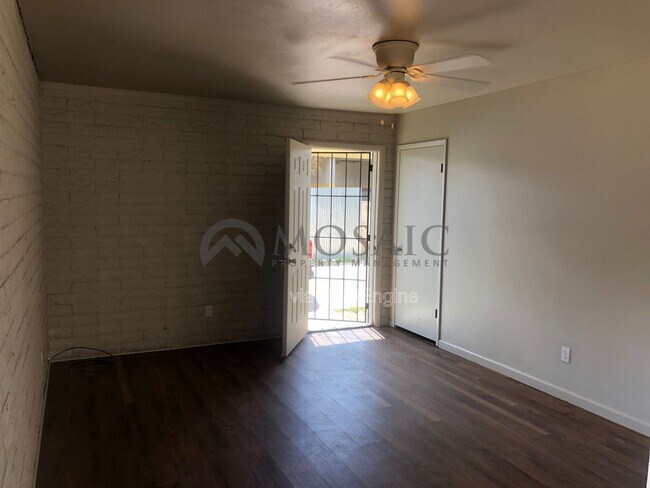 Building Photo - 1204 S McClintock Dr