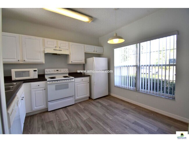 Building Photo - 553 Hummingbird Ct