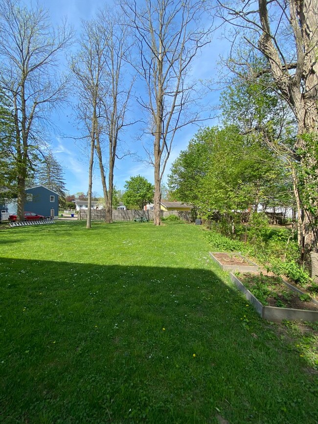 Building Photo - 146 Ethan Allen Pkwy