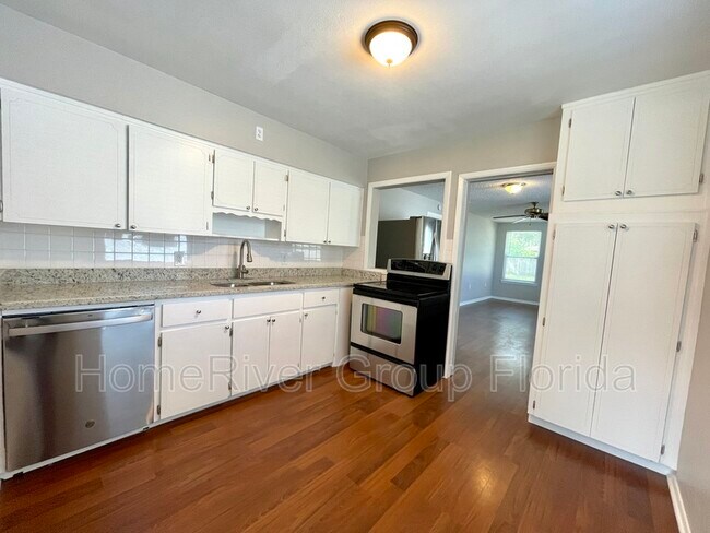 Building Photo - 10925 71st Ave