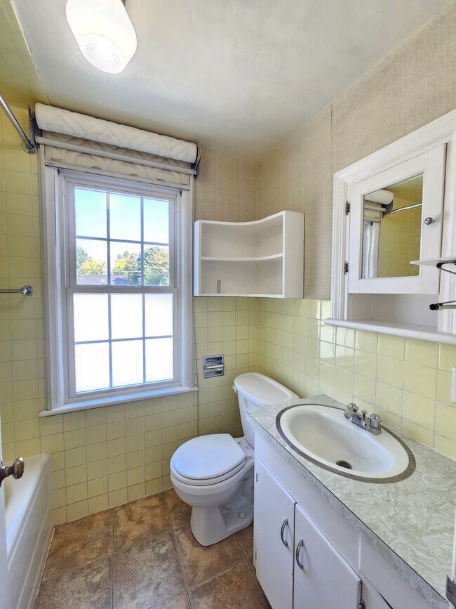 Building Photo - $2,100 - 3 Bed / 3 Bath Charming Home by G...