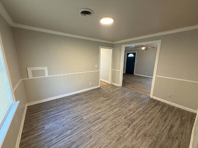 Building Photo - 3 Bed, 1 Bath, 2 Car Garage on Corner Lot in Midtown