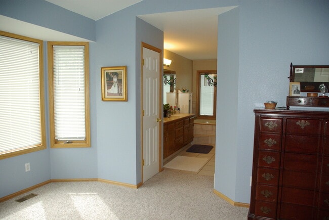 Building Photo - 6bed/4bath oversized 2 car garage fenced in back yard Cheyenne Mountain School District