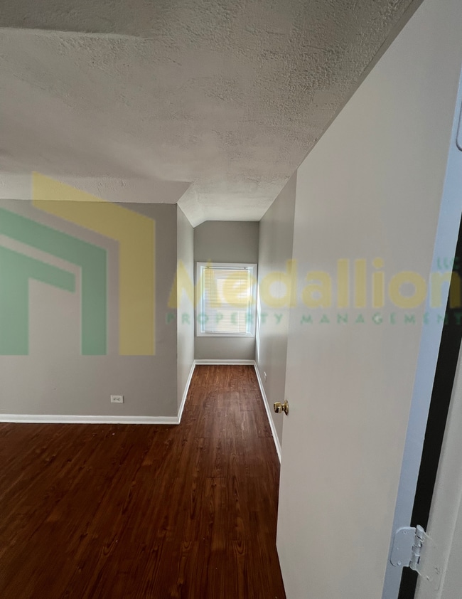 Building Photo - Spacious 4-5 Bedroom, 2-Bath Corner Lot Ho...