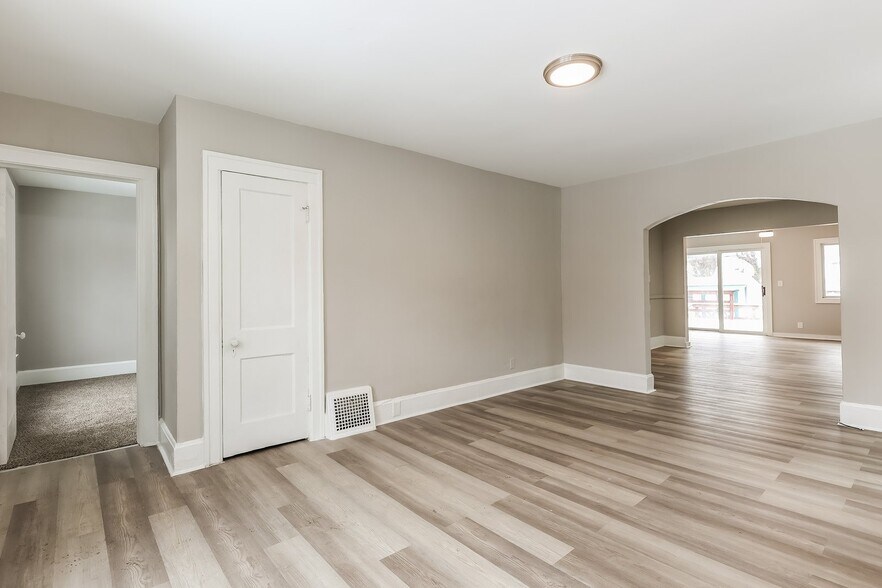 Building Photo - 922 Edgewood Dr