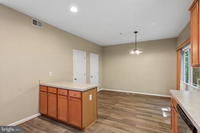 Building Photo - 7721 Valley Oak Dr