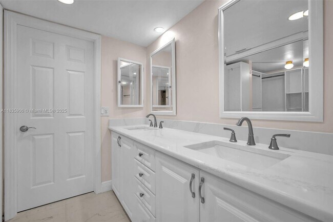 Building Photo - 250 E Royal Palm Rd